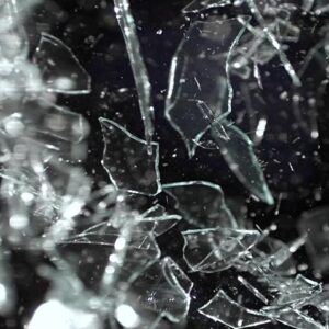 فوتیج برخورد گلوله با شیشه و شکستن شیشه