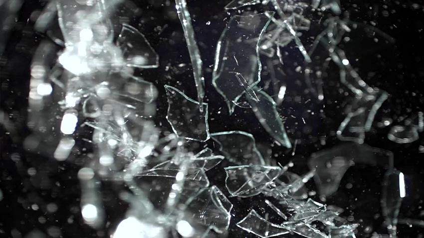 فوتیج برخورد گلوله با شیشه و شکستن شیشه